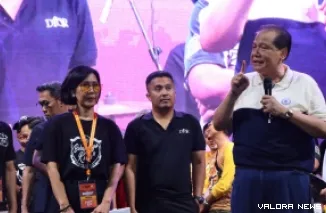 Ketua Umum Ikatan Alumni Boedoet (SMAN 1 Jakarta-red), Chairul Tanjung berikan arahan pada ajang Reuni Akbar XI SMAN 1 Jakarta bertajuk "Bahagianya Kita 11," Sabtu (26/4/2025). (humas)