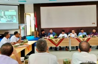 Kepala Bapedalitbang Pessel, Hadi Susilo (empat dari kanan) bersama anggota TPPD setempat, memberikan pendalaman pemahaman terkait 5 Program Pro Rakyat ke OPD dan Wali Nagari, di Sago, Painan, Rabu (30/4/2025). FOTO: tusrisep