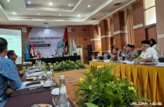Asisten Administrasi Umum Setdaprov Sumbar, Andri Yulika memimpin Rapat Umum Pemegang Saham (RUPS) Tahun Buku 2024 yang digelar di Hotel Horison Balairung, Jakarta, Selasa. (humas)