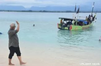 Sekda Agam, Edi Busti meninjau destinasi wisata pantai di Pasia Tiku, Kecamatan Tanjung Mutiara, Sabtu (6/4/2025). (humas)