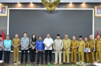 Menteri ATR/BPN, Nusron Wahid, Andre Rosiade (anggota DPR) foto bersama dengan para kepala daerah se-Sumbar pada kegiatan Rakor yang digelar di ruang rapat istana gubernur Sumatera Barat, Padang, Senin. (humas)