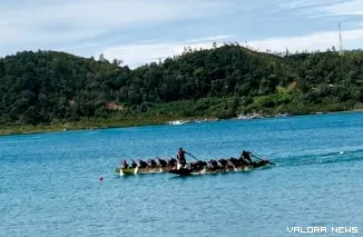 Dua perahu peserta Lomba Selaju Sampan Festival Langkisau 2025 terlihat berpacu di lintasan laut, Pantai Carocok Painan, usai dilepas Bupati Hendrajoni, Kamis (17/4/2025). FOTO: tusrisep