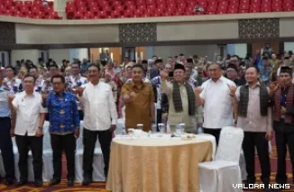 Wagub Sumbar, Vasko Ruseimy foto bersama dengan Menteri ATR/BPN, Nusron Wahid dan peserta Sosialisasi Pengadministrasian dan Pendaftaran Tanah Ulayat yang digelar di Padang, Senin. (humas)