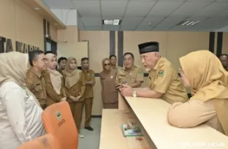 Gubernur Sumbar, Mahyeldi berdialog dengan ASN yang bertugas di loket layanan publik saat sidak ke Dinas BMCKTR dan Perkimtan, Selasa. (humas)