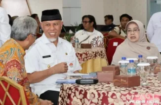 Gubernur Sumbar bersama Kakanwil DJPb Sumbar, Syukriah HG dan lainnya, pada seminar tentang kebijakan luar negeri dan pembangunan nasional yang dilaksanakan Kemenlu di Kantor Wilayah Ditjen Perbendaharaan Sumatera Barat secara hybrid, Rabu. (humas)