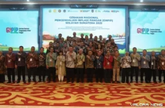 Direktur Jenderal Kemendagri, Restuardy Daud bersama H Surya (Wagub Sumut) dan stakeholder terkait, pada Rakor TPIP dan TPID se-Sumatera tahun 2025 pada 24 April 2025 di Aula Raja Inal Siregar, Kantor Gubernur Sumatera Utara.  (humas)