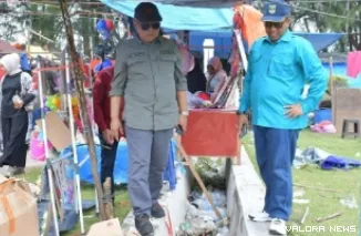 Sekda Agam, Edi Busti menemukan tumpukan sampah di saluran drainase di objek wisata Pantai Tiku saat mendampingi Tim 4 Pemprov Sumatera Barat yang melakukan monitoring objek wisata, Rabu. (humas)
