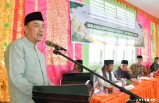 Wabup Agam, Muhammad Iqbal saat menghadiri pengukuhan kepengurusan Perhimpunan Suku Pili Salingka Danau Maninjau (PSPSDM) periode 2025-2029 di aula SMAN1 Tanjung Raya, Ahad. (humas)