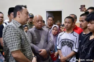 Wakil Bupati Agam, Muhammad Iqbal berdialog dengan sejumlah pelajar yang kehilangan temannya saat mandi-mandi di Pantai Ujuang Tanjuang Tiku, Sabtu malam. (humas)