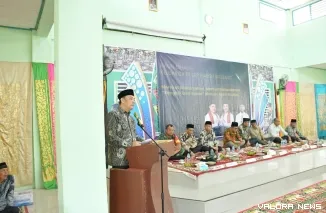 Wabup Agam, Muhammad Iqbal memberikan sambutan pada kegiatan Halal Bihalal (HBH) Keluarga Besar Rang Tanjuang se-Kabupaten Agam Wilayah Barat, di Aula SMKN 1 Tanjung Raya, Ahad. (humas)