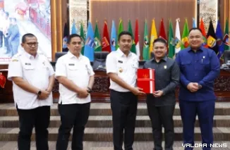 Wagub Sumbar, Vasko Ruseimy menyerahkan dokumen RPJMD 2025-2029 pada Wakil Ketua DPRD Sumbar, M Iqra Chissa usai rapat paripurna, Rabu. (humas)