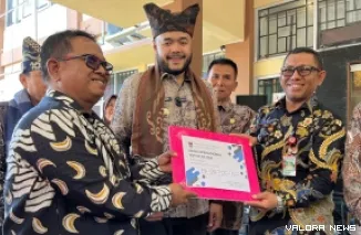 Camat Nanggalo, Amrizal Rengganis serahkan secara simbolis bantuan operasional RT/RW, kader posyandu, PAUD, guru TPQ/TQA, MDT, dan imam mesjid disaksikan Wako Padang, Fadli Amran, Kamis. (humas)