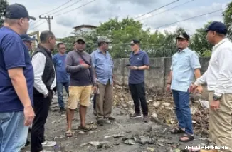 Wako Pekanbaru, Agung Nugroho beserta Kasat Reskrim Polresta Pekanbaru, tinjau lokasi TPS liar di Jl Sukarno Hatta, Kamis. (humas)