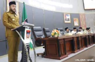 Wali Kota Padang, Fadly Amran menyampaikan nota pengantar 3 Ranperda pada sidang paripurna DPRD Padang, Senin. Rapat paripurna ini dipimpin Ketua DPRD Padang, Muharlion. (humas)