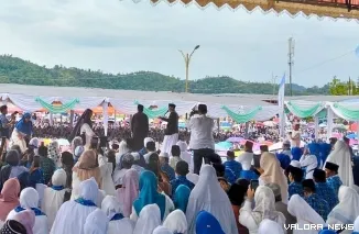 Ustadz Syam dan Bupati Hendrajoni, saat menyapa jamaah BKMT Se Sumbar,  wisatawan, dan masyarakat di Pantai Carocok Painan, Pessel, Sumbar, Minggu (13/4/2025). FOTO: tusrisep