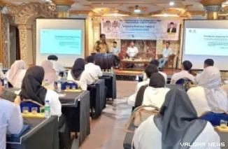 Anggota Fraksi Partai Golkar DPRD Sumbar, Zulkenedi Said memberikan sambutan pada pelatihan Pelatihan Barista Bagi Pemuda 2025. di Hotel Sultan Bukittinggi, Ahad. Pelatihan ini diikuti 36 peserta dari tanggal 27 hingga 30 April 2025. (humas)