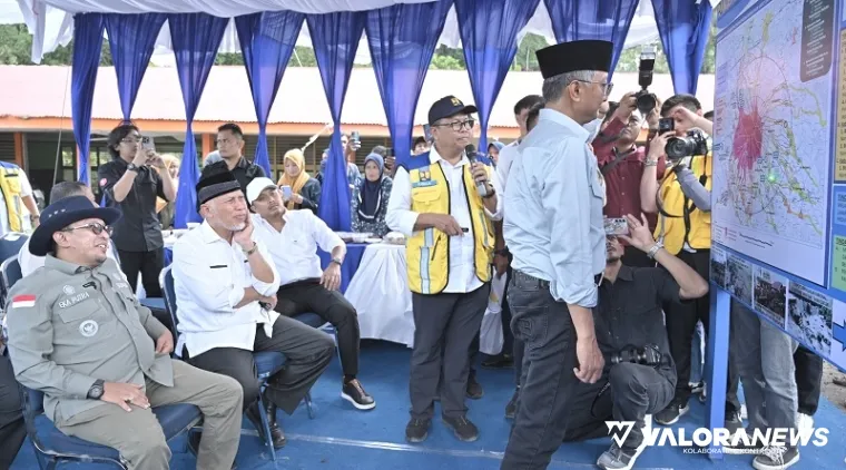Menteri PUPR, Doddy Hanggodo mencermati peta daerah terdampak jika terjadi longsoran material vulkanik Gunung Marapi, saat kunjungan kerjanya ke Sumbar, Sabtu. (humas)