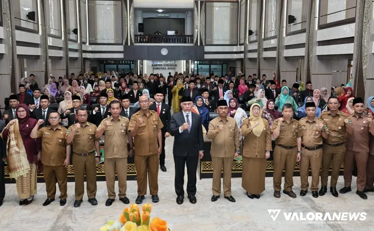 Gubernur Sumbar, Mahyeldi foto bersama usai mengambil sumpah jabatan 87 Kepala SMA/SMK/SLB se-Sumbar di aula kantor gubernur, Selasa. (humas)