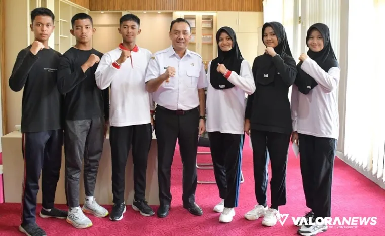 Wabup Agam, Muhammad Iqbal foto bersama dengan 6 siswa yang akan mengikuti seleksi tingkat provinsi sebagai calon Paskibaraka, di ruang kerja Wabup, Rabu. (humas)