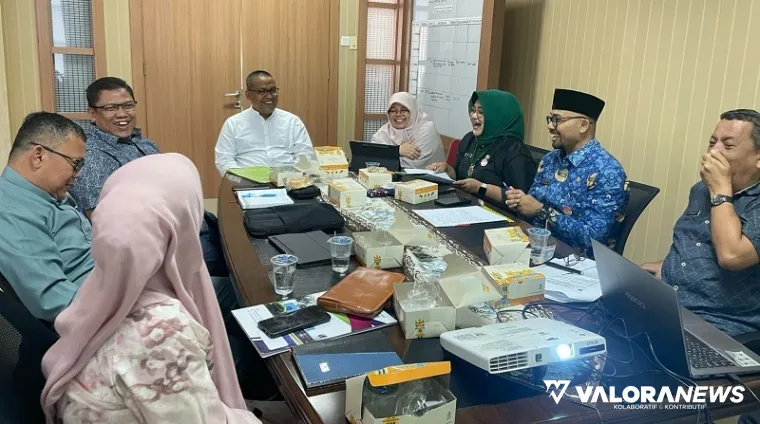 Asisten Ekonomi Pembangunan Setdaprov Sumbar, Ary Yuswandi pimpin rapat bersama OPD terkait, matangkan rencana kerjasama di bidang pangan dengan Pemerintah Provinsi Jambi, Bengkulu, dan Lampung, Jumat. (humas)