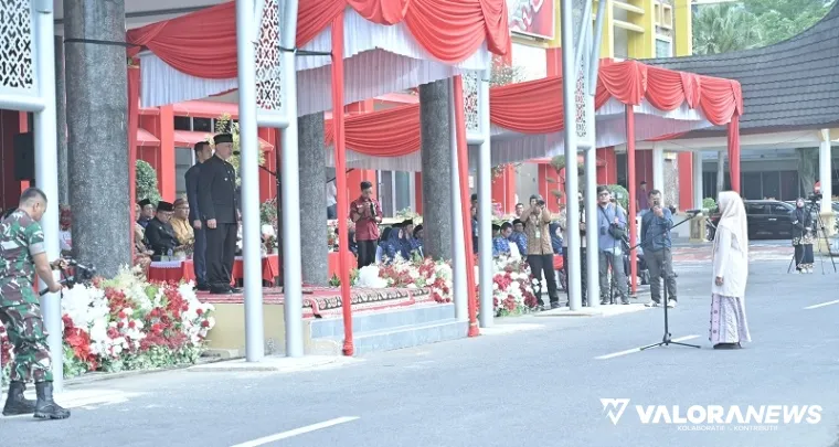 Siswi Kelas XI SMAN 10 Padang, Atila Rahadatul Ilmi bacakan UUD 1945 tanpa melihat teks di upacara Hardiknas 2025 di halaman kantor gubernur, Jumat pagi. (humas)