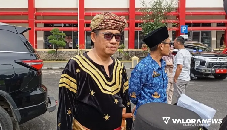 Wakil Ketua DPRD Sumatera Barat, Evi Yandri Rajo Budiman mengenakan pakaian adat seorang penghulu pada upacara peringatan Hardiknas Tahun 2025 di halaman Kantor Gubernur Sumatra Barat, Jumat. (humas)