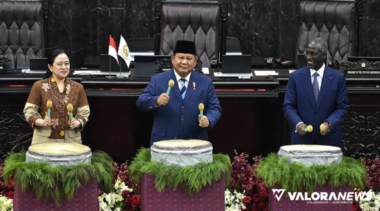 Presiden Prabowo Subianto, Ketua DPR RI, Puan Maharani dan Presiden Parlemen Pantai Gading, Adama Bictogo tabuhan gendang &#039;Tabuik&#039; menandakan dibukanya Inaugural Conference Session of The 19th Session of The PUIC, di Jakarta, Rabu. (humas)