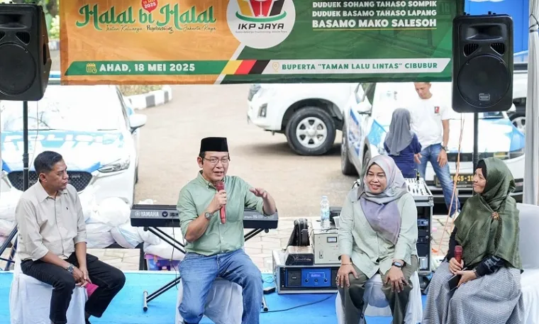 Wali Kota Payakumbuh, dr Zulmaeta bersama Ketua DPRD Payakumbuh, Wirman Putra, Hurisna Jamhur (Wakil Ketua DPRD Payakumbuh) dan ketua pelaksana drh Vivin Aulia Rahmi tampil di sesi dialog pada pelantikan pengurus IKP Jaya 2022-2027 di Cibubur, Ahad.