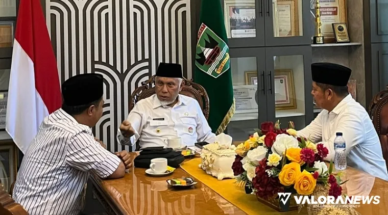 Gubernur Sumbar, Mahyeldi berdialog dengan Bupati Pasaman terpilih, Welly Suhery didampingi Donizar (anggota DPRD Sumbar dari PKB) di gubernuran, Selasa. (humas)