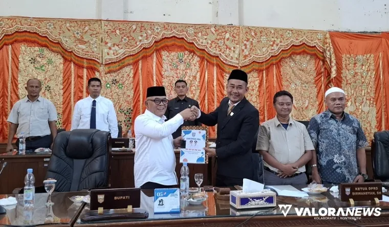 Bupati Pasbar, Yulianto menyerahkan draf Ranwal RPJM 2025-2030 pada rapat paripurna yang dipimpin Ketua DPRD Pasbar, Dirwansyah, Senin. (humas)