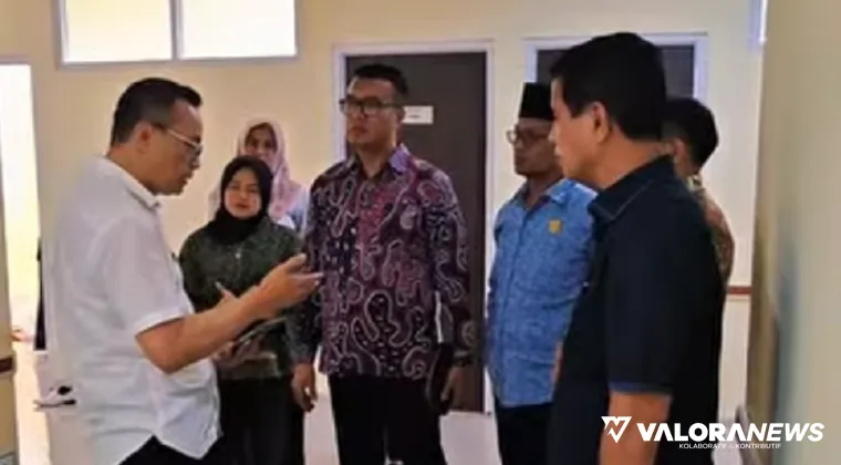 Direktur RSUD Dr Achmad Mochtar (RSAM) Bukittinggi, drg Busril menyambut kunjungan kerja Pansus LKPJ DPRD Provinsi Sumatera Barat, Rabu. (humas)