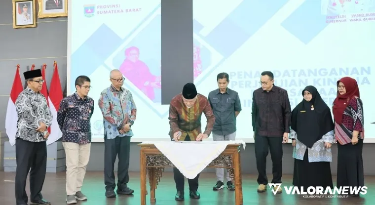 Gubernur Sumbar, Mahyeldi tandatangani Perjanjian Kinerja Pelaksanaan Inovasi Daerah Tahun 2025 usai Bimtek Strategi Pengembangan Inovasi dalam Rangka Penguatan Daya Saing Daerah dengan Metode Labinov, di Auditorium Istana Gubernur Sumbar, Kamis. (humas)