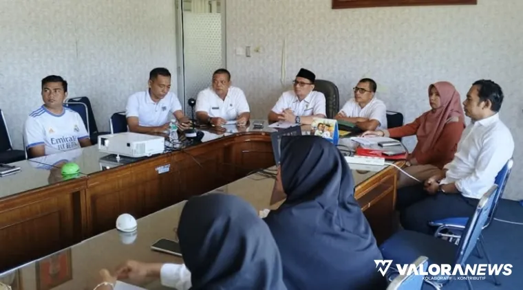 Pj Sekda Pasbar, Dodi San Ismail membuka sosialisasi pembentukan Koperasi Desa (Kopdes) Merah Putih yang digelar Pemkab Pasbar secara daring, Rabu. (humas)