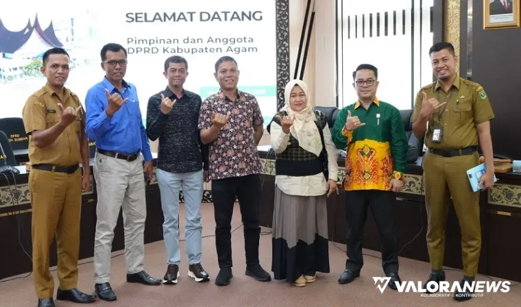 Kepala Sub Bagian Protokol dan Kehumasan Sekretariat DPRD Sumbar, Dahrul Idris foto bersama pimpinan dan anggota DPRD Agam yang tengah membahas LKPj Kepala Daerah Tahun 2024, di ruang rapat khusus 2, Selasa. (humas)
