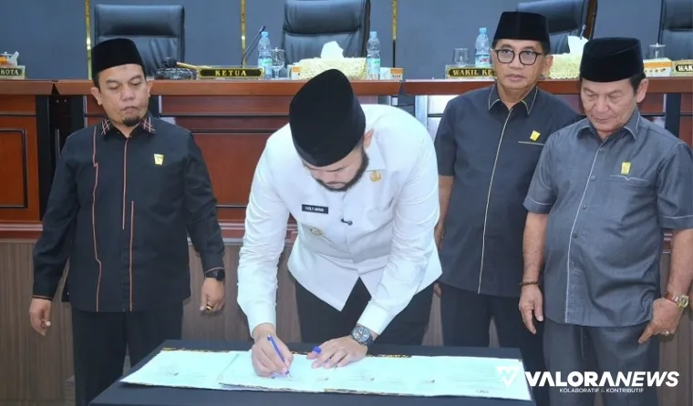 Ketua DPRD Padang, Muharlion didampingi wakil ketua, Mastilizal Aye dan Osman Ayub, menyaksikan Wako Padang, Fadly Amran menandatangani kesepakatan 3 Ranperda  pada rapat paripurna, Jumat sore. (humas)