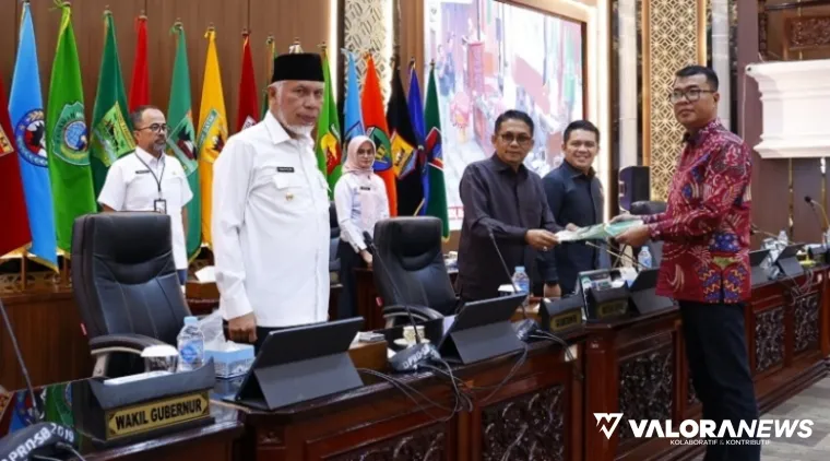 Ketua Pansus LKPj Sumbar Tahun 2024, Abdul Rahman menyerahkan hasil pembahasan berupa catatan dan rekomendasi pada Wakil Ketua DPRD Sumbar, Evi Yandri disaksikan Gubernur Sumbar, Mahyeldi dalam rapat paripurna, Rabu. (humas)