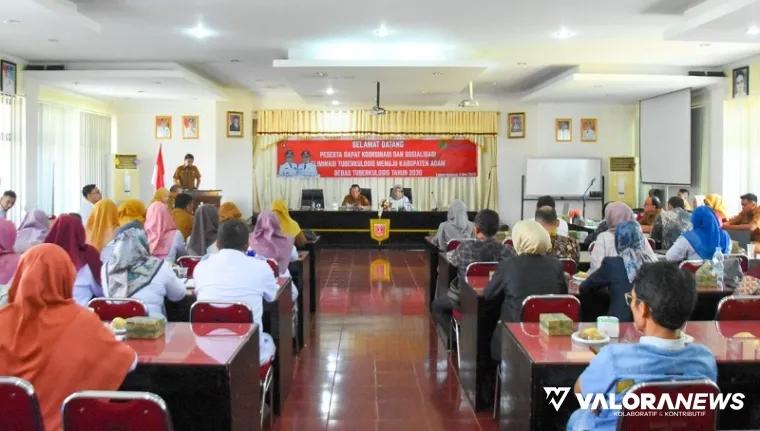 Wabup Agam, Muhammad Iqbal memberikan arahan pada kegiatan Rapat Koordinasi dan Sosialisasi Eliminasi TBC di tempat kerja, di Aula Kantor Bupati Agam, Senin. (humas)