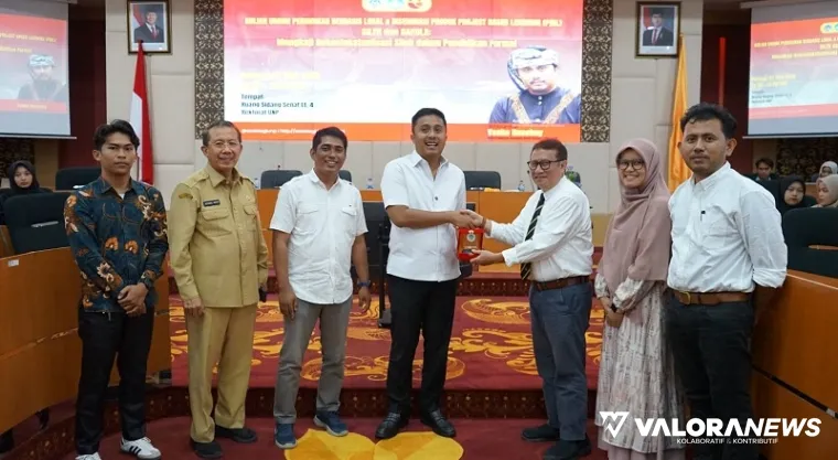 Dekan FIS UNP, Afriva Khaidir serahkan hasil riset tentang implementasi Silek Tradisi Minang jadi ekstrakurikuler wajib di sekolah, pada kuliah umum, Selasa. (humas)