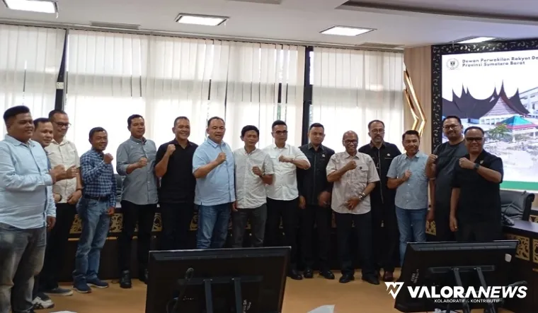 Gabungan Komisi I, II dan III DPRD Solok Selatan foto bersama dengan Ketua Tim Pakar DPRD Sumatera Barat, HM Nurnas usai konsultasi di ruang khusus 1, Kamis. (humas)