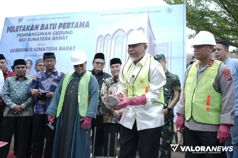 Gubernur Sumbar, Mahyeldi disaksikan Gusrizal Gazahar (Ketua MUI Sumbar) beserta jajaran pengurus dan Forkopimda, meletakan batu pertama pembangunan kantor MUI di kompel Masjid Raya, Jumat. (humas)