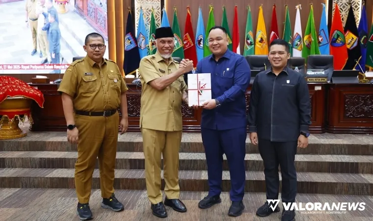 Wakil Ketua DPRD Sumbar, Nanda Satria didampingi M Iqra Chissa menerima draf RPJMD 2025-2030 dari Gubernur Sumbar, Mahyeldi didampingi Medi Iswandi (Kepala Bapeda) pada rapat paripurna, Selasa. (humas)