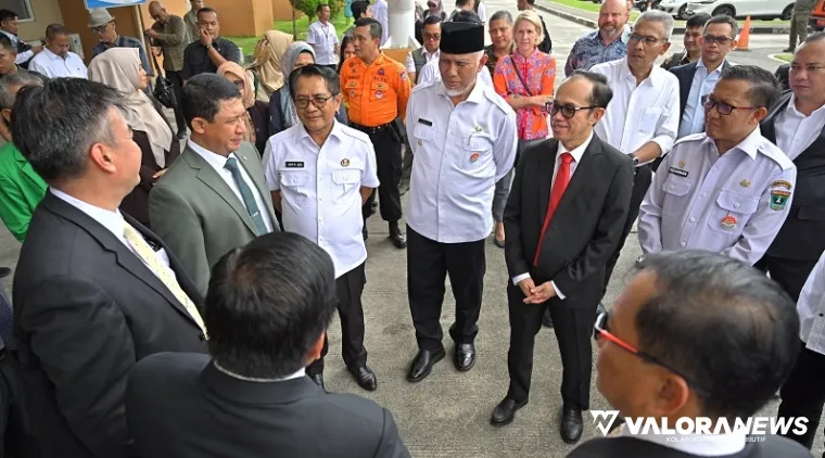 Gubernur Sumbar, Mahyeldi dampingi Kepala BNPB, Letjen TNI Suharyanto meninjau kampus Unand yang diusulkan jadi titik evakuasi akhir jika terjadi bencana tsunami melanda Kota Padang, Rabu. (humas)