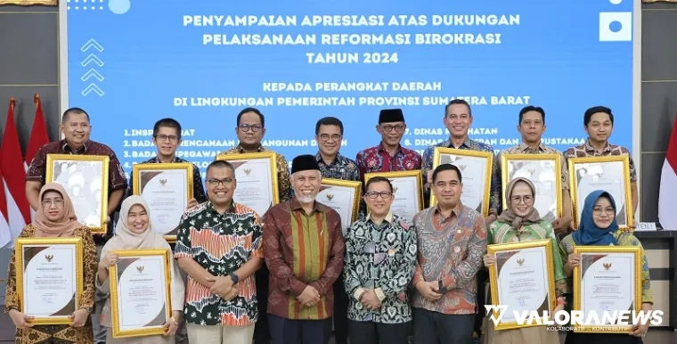 Gubernur Sumbar, Mahyeldi foto bersama dengan Kepala OPD yang dinobatkan sebagai yang terbaik dalam reformasi birokrasi. Penghargaan diberikan disela rapat evaluasi kinerja bulanan, di auditorium gubernuran, Kamis malam. (humas)