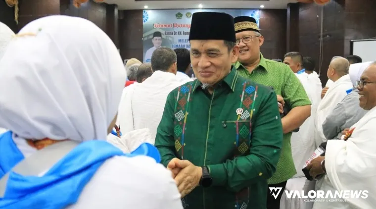 Wamenag, Romo Muhammad Syafi&#039;I melepas jemaah haji kelompok terbang (Kloter) 08 Embarkasi Padang, Jumat malam di Asrama Haji Tabing. (humas)