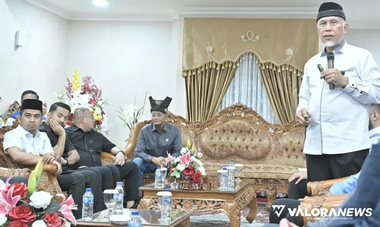 Gubernur Sumbar, Mahyeldi paparkan sejumlah proyek strategis di Sumbar yang skema pelaksanaanya jadi kewenangan pemerintah pusat pada Menteri PU, Dody Hanggodo di VIP BIM, Jumat malam. (humas)