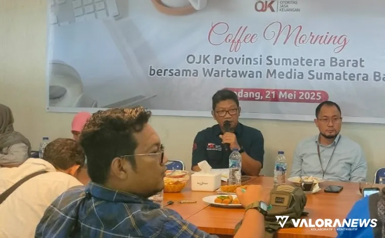 Kepala OJK Sumbar, Roni Nazra memberikan keterangan pers tentang kinerja sektor jasa keuangan triwulan I 2025, di Padang, Rabu. (veri rikiyanto)