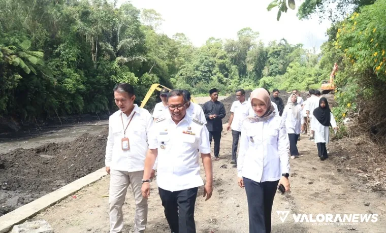 Wako Bukittinggi, Ramlan Nurmatias meninjau pengerukan sedimen di Tabek Gadang, yang merupakan salah satu sumber air baku PDAM Tirta Jam Gadang, kemarin. (hamriadi)