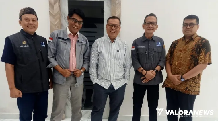 Anggota Dewan Pers, Atmaji Sapto Anggoro, foto bersama poengurus PJS dan ASWIN di hall Dewan Pers, Rabu (30/04/2025). (humas)