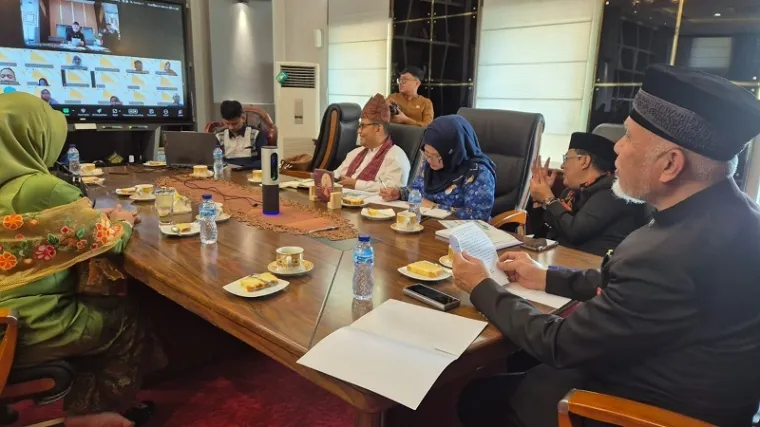 Gubernur Sumbar, Mahyeldi membuka webinar nasional bertajuk &quot;LPDP Hadir untuk Negeri: Pendidikan Berkualitas, ASN Berdaya Saing, Daerah Maju, Indonesia Makmur,&quot; di Padang Jumat. (humas)