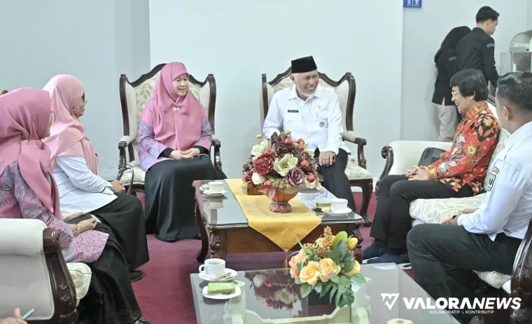 Gubernur Sumbar, Mahyeldi didampingi Harneli Bahar (Ketua P2TP2A) dialog dengan Prof Seto Mulyadi jelang pembukaan Rakor dan Peningkatan Kapasitas Pengurus P2TP2A se-Sumatera Barat, di Auditorium Gubernuran, Rabu. (humas)